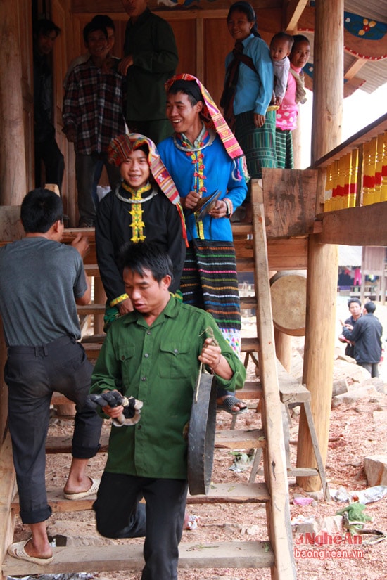 Trước khi xuống cầu thang đi “xin” trong bản, 2 nam thanh niên trong bản được chọn cho mặc trang phục phụ nữ Khơ mú. Họ cũng diện váy, áo nữ và đội khăn một người cầm theo chiếc “phèng” vừa đi vừa gõ, người còn lại có nhiệm vụ đi ngay canh bạn diễn, đến nhà một ai đó thì hô lên: “Xin quà!”.