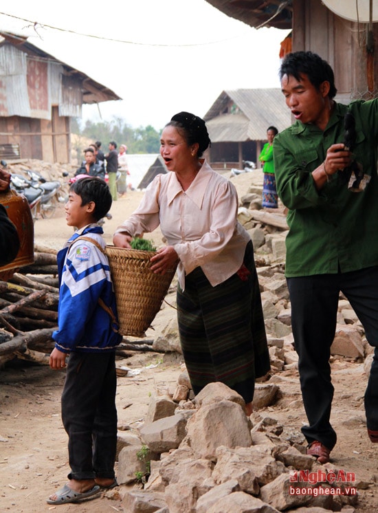 Trong đoàn có một em bé mang gùi trên lưng và quà sẽ được cho vào chiếc gùi đó. Mỗi khi được quà, người ta lại reo hò vui sướng.