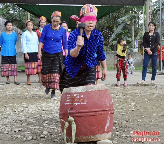 Trò chơi bịt mắt đánh trống.