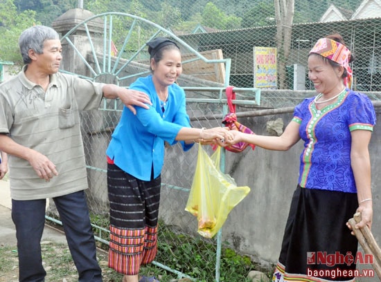 Ai giành phần thắng trong các trò chơi đều được nhận phẩn  thưởng là 1 nắm kẹo.