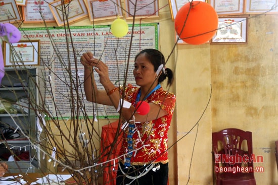 Ngay từ sáng sớm, chị em phụ nữ bản Chà Coong 1 đã trang trí nhà văn hoá bản thật sạch đẹp để chuẩn bị vui Xuân.