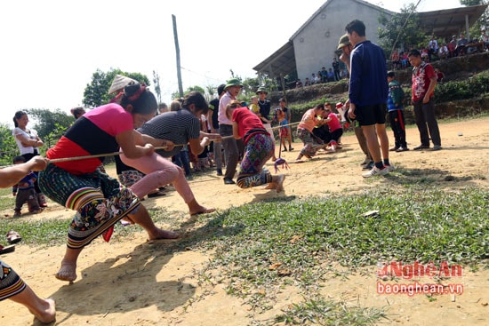 Thi kéo co cho chị em phụ nữ bản Chà Coong 2.