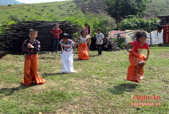 Trẻ em người Thái thi nhau nhảy bao bố.