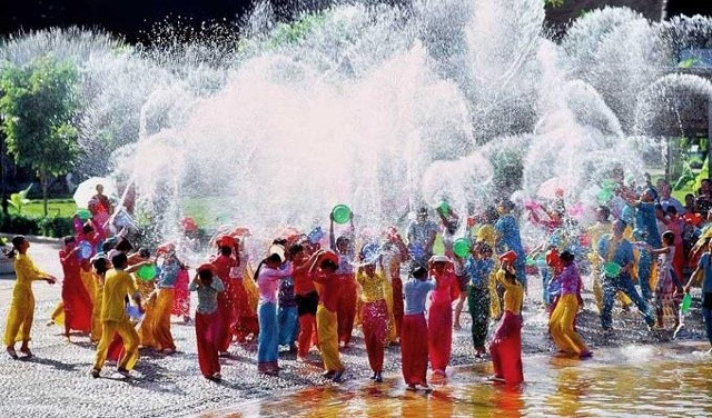 Lễ hội té nước Songkran diễn ra vào tháng 4 hàng năm, kéo dài 3 ngày và thu hút một lượng lớn du khách đến với đất nước Chùa Vàng. Người Thái Lan tổ chức lễ hội Songkran để đón chào năm mới. Theo truyền thống, đây là dịp để gột rửa những điều không may của năm cũ, đón chờ một năm mới bình an và bày tỏ lòng tôn kính với gia đình, người lớn tuổi, thắt chặt mối quan hệ cùng làng xóm. 