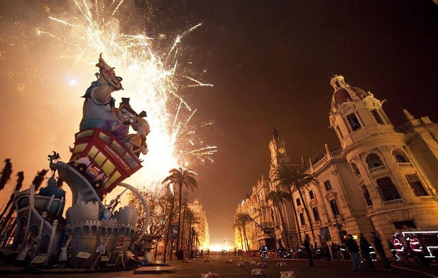 Lễ hội Las Fallas ở Valencia, Tây Ban Nha chính thức bắt đầu vào ngày 1/3 hàng năm bằng màn bắn pháo hoa lúc 14h và kéo dài liên tục đến hết ngày 19. Trong dịp này, du khách có thể hoà mình vào không khí vui chơi rộn ràng với nhiều hoạt động sôi động, chiêm ngưỡng những con rối khổng lồ làm từ giấy, gỗ và sáp. Mỗi một tác phẩm có giá hàng chục ngàn USD, nội dung châm biếm và những phong tục lỗi thời trong xã hội. 