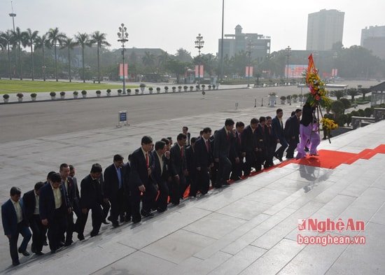Đoàn đại biểu Tổng Công ty xây dựng công trình giao thông 4 dâng hoa tưởng niệm Chủ tịch Hồ Chí Minh tại Quảng trường Hồ Chí Minh. Ảnh Thanh Lê.