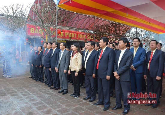 Đồng chí Lê Ngọc Hoa - Phó Chủ tịch UBND tỉnh và lãnh đạo Tổng Công ty xây dựng công trình giao thông 4 dâng hoa, dâng hương Hoàng đế Quang Trung tại núi Dũng Quyết, TP Vinh. Ảnh: Thanh Lê.