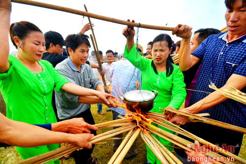 Các đội chơi  thi  nấu cơm. Ảnh : Trần Cảnh Yên.