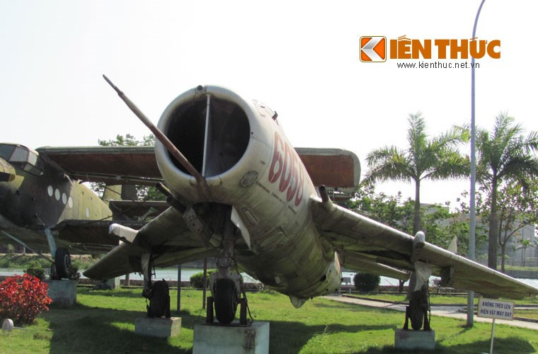 Trong ảnh, “mũi thương” dài trên đầu tiêm kích đánh chặn MiG-17 huyền thoại của KQND Việt Nam. Nguồn ảnh: Airlines.net
