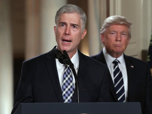 Ông Neil Gorsuch (phía trước) và tân Tổng thống Mỹ Donald Trump. Ảnh: AFP