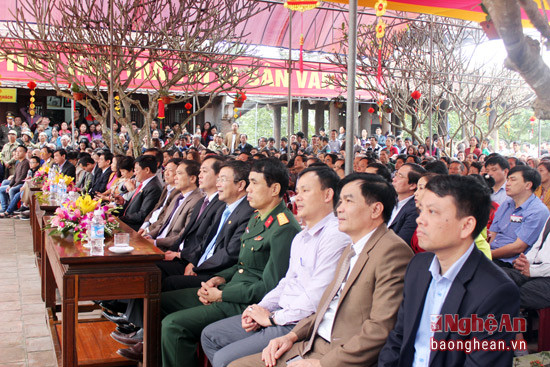 Đại diện lãnh đạo sở, ban, ngành tỉnh Nghệ An và thành phố Vinh....