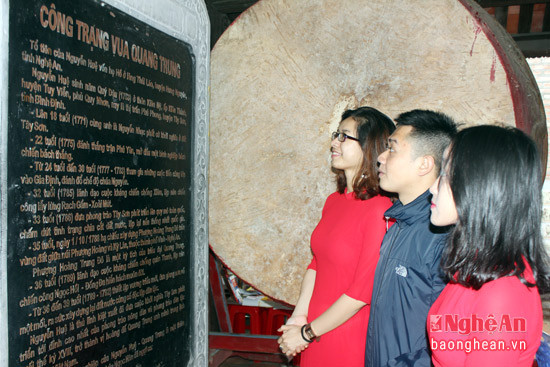 Người dân đọc bia dẫn tích ở Đền, khác ghi công ơn của Người anh hùng áo vải Nguyễn Huệ.