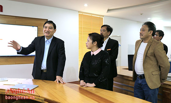 Bí thư Tỉnh ủy Nguyễn Đắc Vinh thăm Tòa soạn hội tụ Báo Nghệ An. Ảnh Phan Minh.