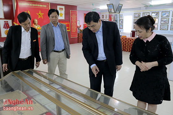Bí thư Tỉnh ủy Nguyễn Đắc Vinh thăm phòng Truyền thống Báo Nghệ An. Ảnh Phan Minh.