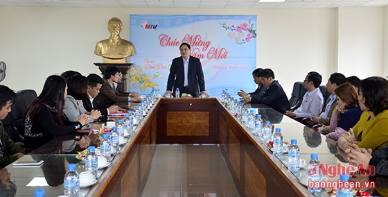 Bí thư Tỉnh ủy Nguyễn Đắc Vinh nói chuyện với cán bộ, phóng viên, biên tập viên, nhân viên Đài PT - TH Nghệ An. Ảnh Thành Duy