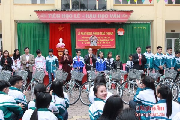 Trao quà khuyến học cho học sinh Trường THPT Cửa Lò.