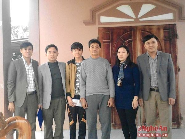 Trường THPT Nghi Lộc 5 trao quà Tết cho học sinh khó khăn.