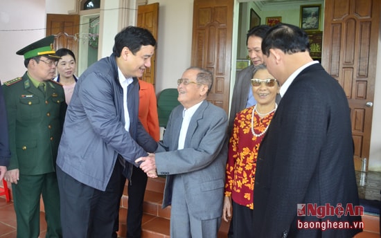 Bí thư Tỉnh ủy Nguyễn Đắc Vinh thăm cụ Phan Tố Đức, cán bộ lão thành cách mạng tại xã Võ Liệt, huyện Thanh Chương. Ảnh Thành Duy