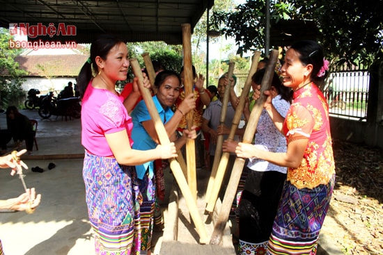  Hòa cùng tiếng chiêng là tiếng khua chày (quảnh lòong) náo nức, dục giã.  Ảnh: Huy Thư