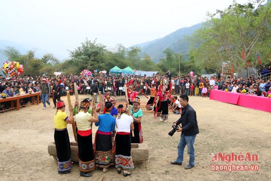 Tuy nhiên, những âm thanh của chày khi giã vào lòng máng đã tạo nên 1 loại nhạc độc đáo. Từ đó, người Thái lấy máng giã gạo làm nhạc cụ mỗi khi có hội hè, lễ Tết.