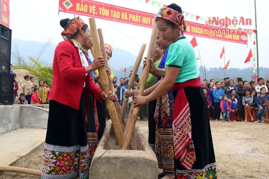 Để biến nó thành nhạc cụ bộ gõ thì chỉ cần dùng chày để khắc. Cho nên, khắc luống được xếp thuộc vào loại nhạc cụ thô sơ và là một trong những nhạc cụ có sớm nhất.