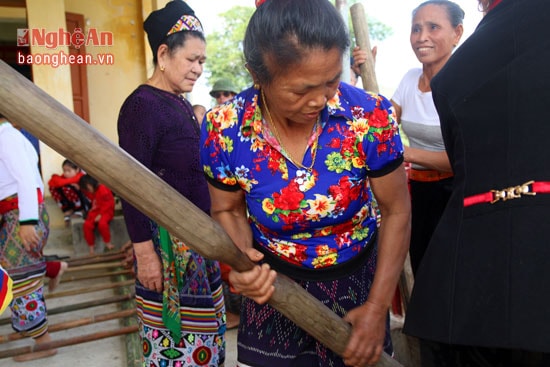 Cũng có điệu, 1 người cầm chày đánh vào phía ngoài máng để tạo ra âm thanh vang hơn.
