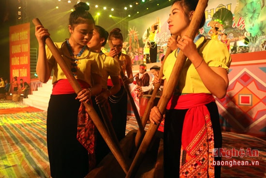 Ngày hội, khắc luống là nhạc cụ không thể thiếu. Ngoài ra, điệu khắc luống còn mang ý nghĩa tín ngưỡng phồn thực, trong đó cái máng tượng trưng cho người phụ nữ và cái chày tượng trưng cho sức mạnh của đấng mày râu.