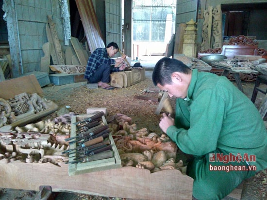 Đội ngũ thợ chạm đục Phát mộc đầu xuân. Ảnh: Như Thủy