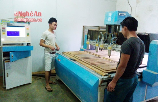 Kỹ thuật chạm khắc vi tính hiện đại đã thay thế hình thức Phát mộc cưa Đợi (xẻ gỗ cỡ lớn) của nghề mộc truyền thống. Ảnh: Như Thủy