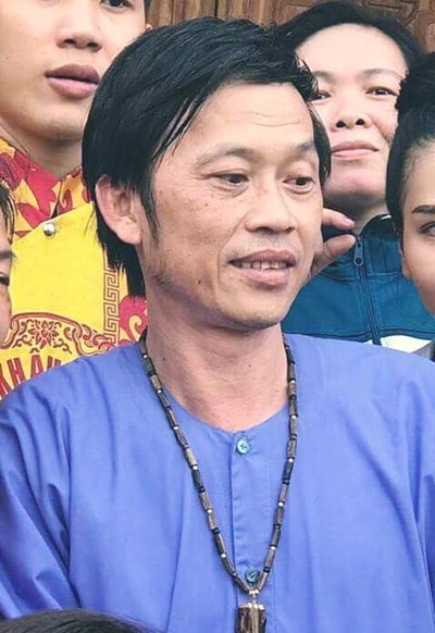 Hoài Linh liên tục tươi cười chụp hình, bắt tay chào hỏi khán giả. Nhìn anh phờ phạc, rạc người nhưng tôi biết trong lòng anh rất vui. Anh rất đuối vì thiếu ngủ nhưng tôi biết trong lòng anh