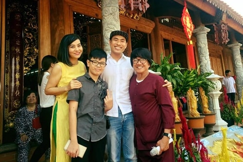 Cát Phượng và Kiều Minh Tuấn bên cạnh ca sĩ Nguyên Lộc - người phụ giúp Hoài Linh trông nom đền thờ và tiếp đón khán giả.