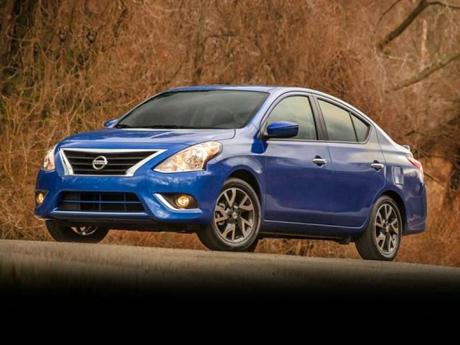 2016 Nissan Versa có giá khởi điểm 11.990 USD