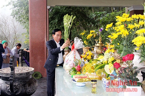 Đồng chí Hoàng Viết Đường - Phó Chủ tịch HĐND tỉnh dâng trước anh linh bà Hoàng Thị Loan - thân mẫu của Bác Hồ. Ảnh: Hoài Thu.