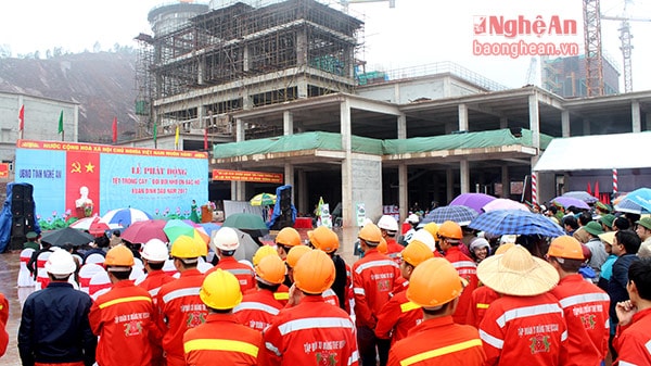 Toàn cảnh buổi lễ phát động Tết trồng cây tại công trình Trạm nghiền xi măng và Cảng biển Nghi Thiết - Nghi Lộc. Ảnh Nguyên Sơn