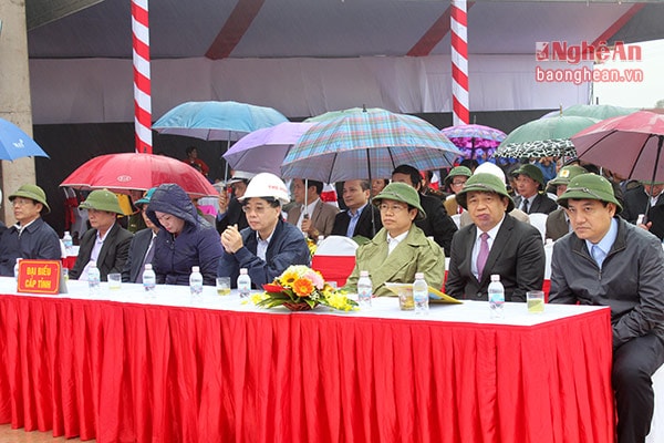 Các đồng chí lãnh đạo tỉnh dự lễ Tết trồng cây Xuân Đinh Dậu 2017. Ảnh Nguyên Sơn