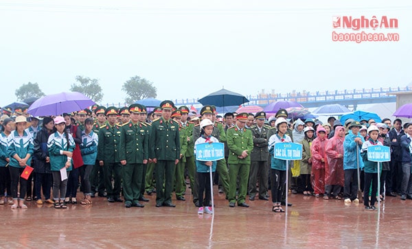 Đông đảo cán bộ, lực lượng vũ trang và nhân dân huyện Nghi Lộc tham gia Lễ phát động Tết trồng cây. Ảnh Nguyên Sơn