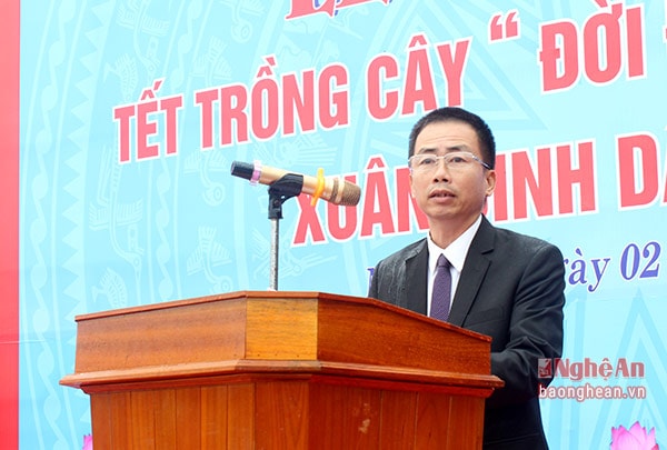 Ông Đinh Quốc Quyền - Tổng Giám đốc Cty CP xi măng Sông Lam thay mặt đơn vị, cam kết sẽ trồng hàng vạn cây xanh trong và ngoài khu vực sản xuất để góp phần bảo vệ môi trường. Ảnh Nguyên Sơn