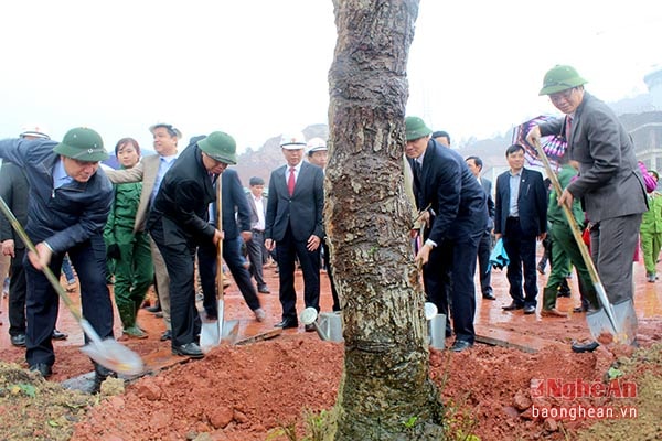 Các đồng chí lãnh đạo tỉnh trồng cây xanh trong khuôn viên cụm công trình Trạm nghiền xi măng và Cảng biển Nghi Thiết (Nghi Lộc) Ảnh Nguyên Sơn