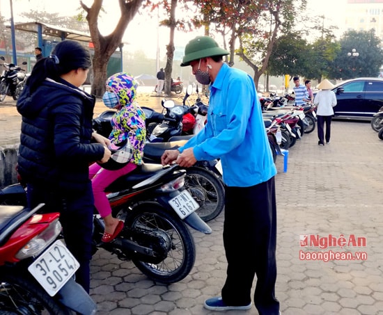 Các bãi đỗ xe tại công viên trung tâm thời điểm sau Tết rất đông khách. Ảnh: Quang An