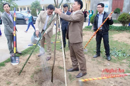 Lãnh đạo huyện Quỳnh Lưu trồng cây xanh lưu niệm tại khuôn viên trường Tiểu học Quỳnh Hoa (Quỳnh Lưu). Ảnh Việt Hùng