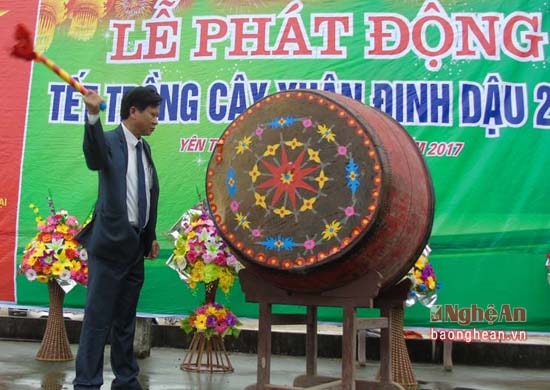 Đồng chí Phan Văn Tuyên đánh trống phát động phong trào trồng cây.