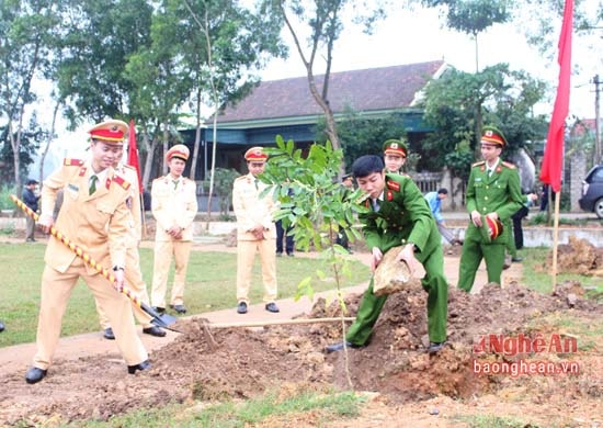 Các đại biểu trồng cây tại sân vận động xã Nghĩa Hội. Ảnh Thái Trường