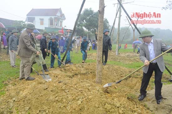 Các đồng chí lãnh đạo huyện Thanh Chương tham gia trồng cây tại xã Thanh Hòa. Ảnh: Hữu Thịnh
