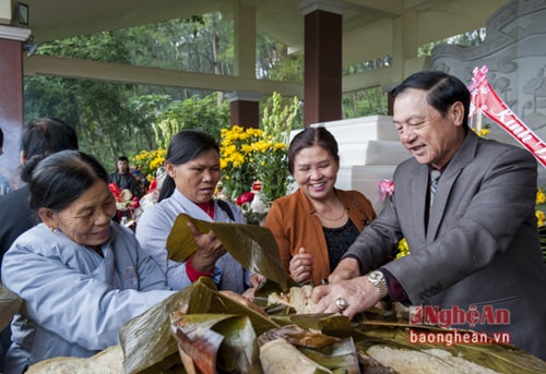 Các đại biểu cùng làm lễ cắt bánh chưng.