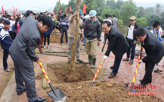Lãnh đạo Thị xã Thái Hòa trồng cây đầu năm.