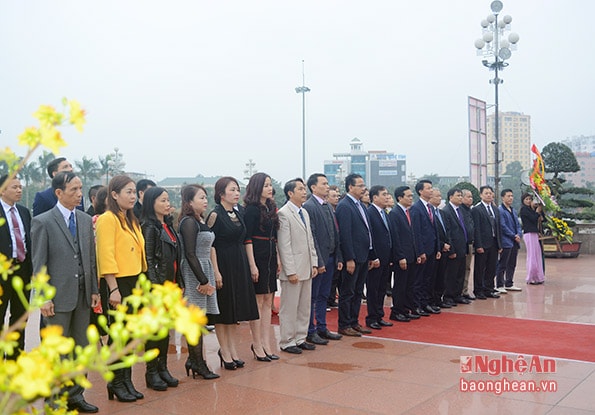 Đoàn đại biểu làm lễ dâng hoa trước tượng đài Bác tại Quảng trường Hồ Chí Minh. Ảnh: Thu Giang.