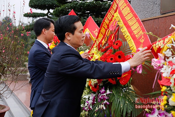 Đồng chí Lê Ngọc Hoa và đại diện đoàn kiều bào kính dâng lên anh linh Chủ tịch Hồ Chí Minh lẵng hoa tươi thắm. Ảnh: Đức Anh.