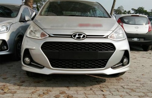 Grand i10 2017 bị bắt gặp tại đại lý ở Ấn Độ. Lưới tản nhiệt và hốc đèn sương mù thiết kế lại. Ảnh: Team-BHP.