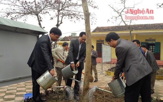 Lãnh đạo thị xã Hoàng Mai tham gia trồng cây tại trường tiểu học Quỳnh Dị. Ảnh: Bích Hường