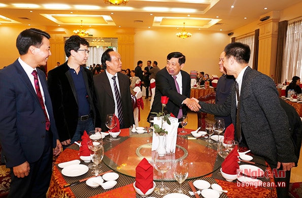 Lãnh đạo tỉnh chào mừng các kiều bào về thăm quê hương, đón Xuân mới. Ảnh: Đức Anh